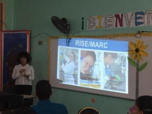 Mariela haciendo “outreach”en la Escuela Especializada en Ciencias y Matemáticas Genaro Cautiño en Guayama PR 2
