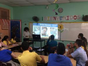 Mariela haciendo “outreach”en la Escuela Especializada en Ciencias y Matemáticas Genaro Cautiño en Guayama PR 1
